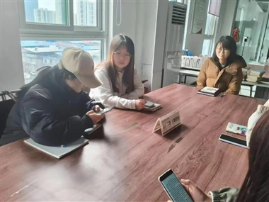 圖書(shū)館舉辦“繼承傳統(tǒng)，放眼未來(lái)”讀書(shū)分享活動(dòng)